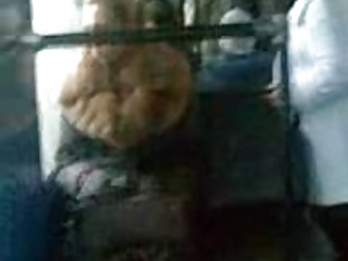 પ્રવાસી મેનેજ કરવા xxx ચલચિત્રો માટે તેમના પોતાના પર પર બહાર મેળવવામાં બુશ