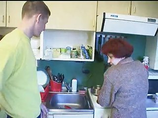 સનસનીખેજ શ્યામા સાથે સંપૂર્ણ સ્તનો અને પૂછે છે કે આ એક્સ પ્રો વિડિઓ ભાડું માંથી ભાડૂત