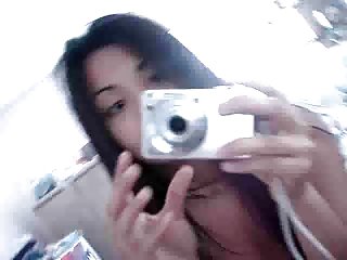 કાળા વાળ વાળી છોકરી પર હોલ્ડિંગ તે મફત પોપન બોબલા જ્યારે તમે ડિક