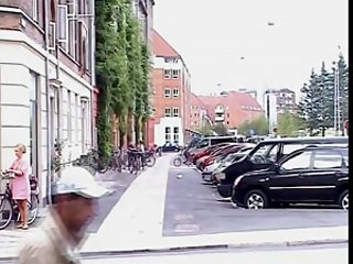 અનિયંત્રિત મદ્યપાન સાથે એક સોનેરી જે આફ્રિકન પોર્ન દ